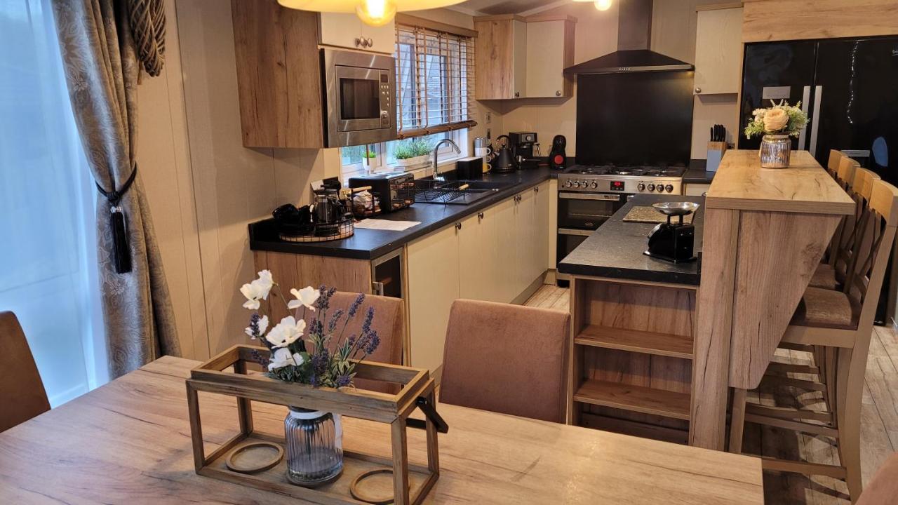 Luxury Lodge On Edge Of New Forest And 800M From Sea Entertainment And Leisure Passes Included Milford on Sea Exterior foto